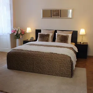 royal-prague-apartment-celakovskeho-sady.praguehotelsweb.com/